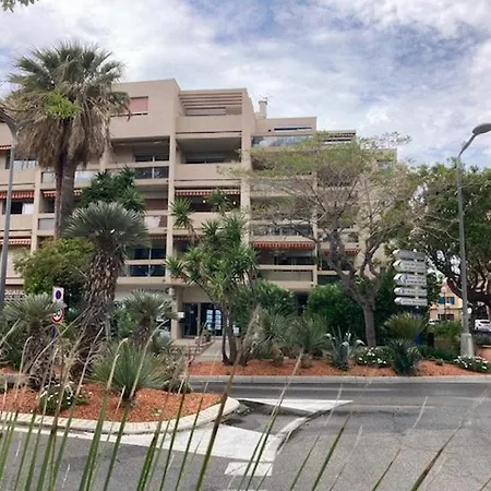 Appartement Climatisé Et Lumineux Au Centre Du Lavandou Avec Parking - Fr-1-308-193 *